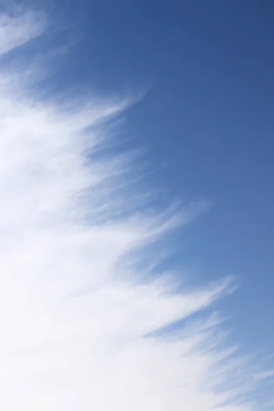 Nube Blanca Clara Con Bordes Rotos Flota Cielo Azul —  Fotos de Stock