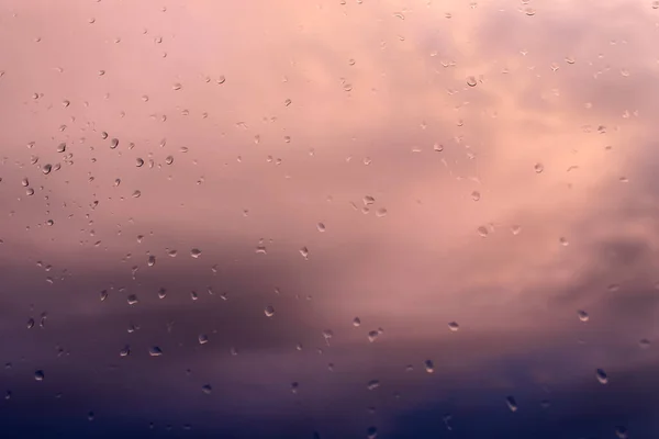 Σταγόνες Βροχής Στο Παράθυρο Βραδινός Συννεφιασμένος Ουρανός Έξω Από Παράθυρο — Φωτογραφία Αρχείου