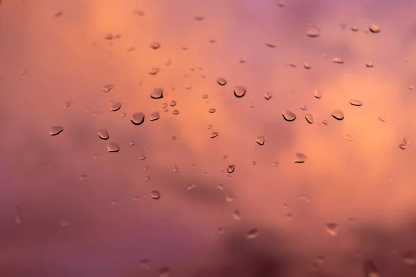 Σταγόνες Βροχής Στο Παράθυρο Συννεφιασμένος Ουρανός Βράδυ Φως Έξω Από — Φωτογραφία Αρχείου