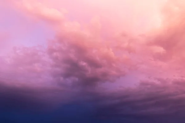 橙色光线下乌云弥漫的天空 — 图库照片