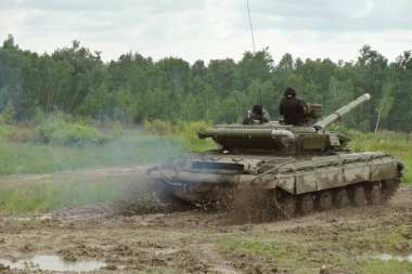 Tank bataklıktan geçiyor. Atış poligonunda askeri tatbikat.