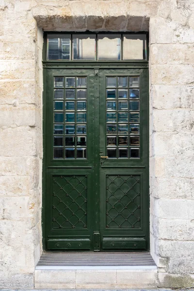 Porta Dianteira Metal Verde Antiga Casa Cidade Europeia — Fotografia de Stock