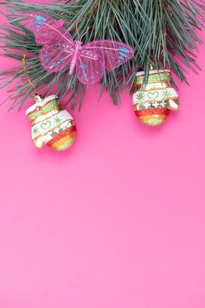 Süslemeli Noel Ağacı Dalı Kışın Eldiven Kelebek Pembe Arka Plan — Stok fotoğraf