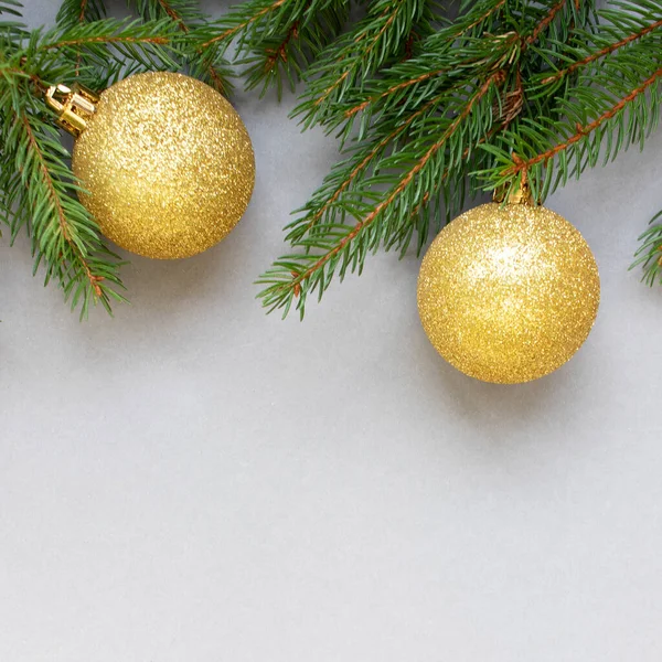 Slavnostní Borovice Větev Zlatými Vánoční Ozdobou Šedém Pozadí Byt Ležel — Stock fotografie