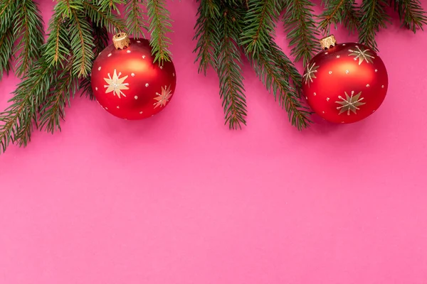 Slavnostní Borovice Větev Červenými Vánočními Ozdobami Růžovém Pozadí Byt Ležel — Stock fotografie