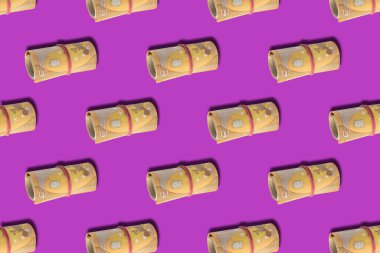 Mor arka planda 50 avroluk banknotlar. Kusursuz desen.