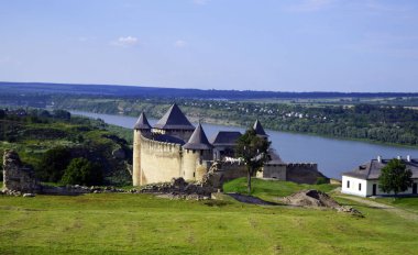 Khotyn, Ukrayna - 19 Temmuz: 19 Temmuz 2018'de Ukrayna' nın Khotyn kentinde birçok yüksek kuleye sahip eski antik taş kale. 