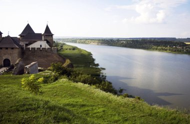 Khotyn, Ukrayna - 19 Temmuz: 19 Temmuz 2018'de Ukrayna' nın Khotyn kentinde birçok yüksek kuleye sahip eski antik taş kale. 