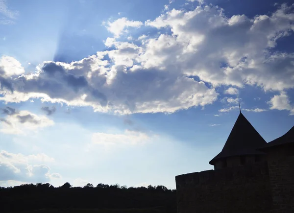 Khotyn Ukrajna Július Sun Szünetek Felhők Vár Torony Khotyn Ukrajna — Stock Fotó