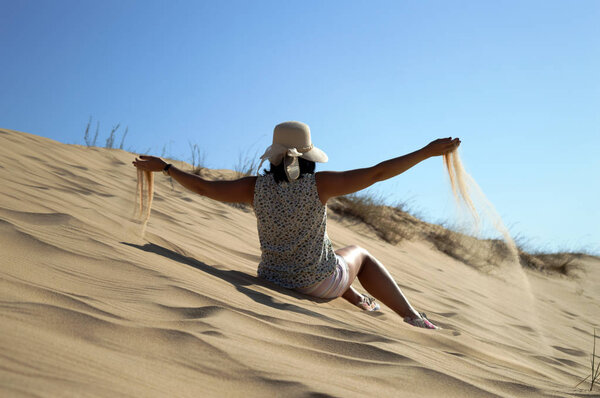 Девушка, сидящая в Олешкиных песках Херсонской области в Украине, крупнейшей пустыне Европы

