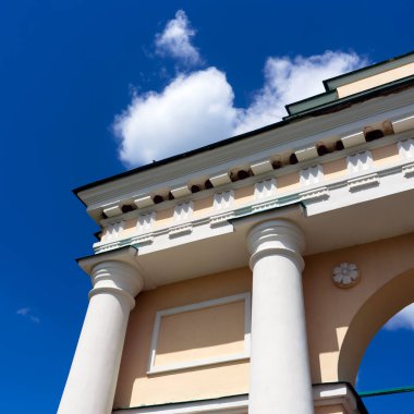 DYKANKA, UKRAINE - 10 Temmuz 2020: Kochubey ailesi tarafından 18 yüzyılda Ukrayna 'nın Dykanka kentinde yapılan Zafer Kemeri. 