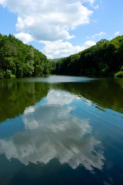 Dykanka, Ukrayna 'daki meşe ormanları arasında göl