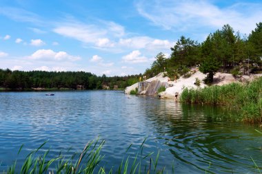Göl, Korostychyv, Ukrayna 'daki bir granit ocağından sonra oluştu.