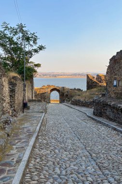 Muhteşem gün batımı İspanya 'nın büyüleyici Salvatierra de Tormes köyüne sıcak altın ve turuncu renkler döküyor.