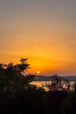 Muhteşem gün doğumu İspanya 'nın büyüleyici Salvatierra de Tormes köyüne sıcak altın ve turuncu renkler döküyor.