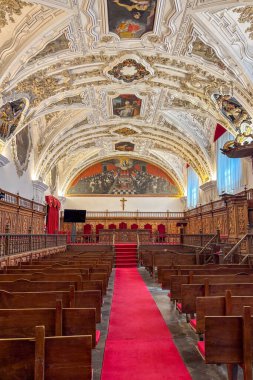 SALAMANCA, İspanya - 16 Ağustos 2025: Salamanca, İspanya 'daki tarihi Salamanca Üniversitesi, Avrupa' nın en eski üniversitelerinden biridir ve İspanyol Rönesans mimarisinin bir sembolüdür..