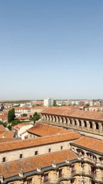 SALAMANCA, İspanya - 16 Ağustos 2025: Salamanca, İspanya 'daki tarihi Salamanca Üniversitesi, Avrupa' nın en eski üniversitelerinden biridir ve İspanyol Rönesans mimarisinin bir sembolüdür..
