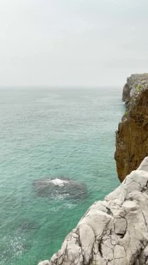 İspanya 'nın Asturias kentindeki dramatik Bufones de Pra hava deliklerini çevreleyen yemyeşil çimenler ve renkli kır çiçekleri kıyılardaki kayalara vuran dalgalarla birlikte..