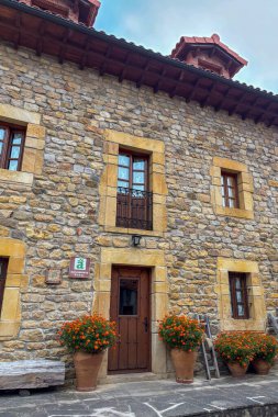 PEJANDA, İspanya - 18 AĞUSTOS 2025: Pejanda, Cantabria 'daki konforlu Casa Molleda Posada evi, geleneksel bir dış görünüş ve barışçıl kırsal çevre.