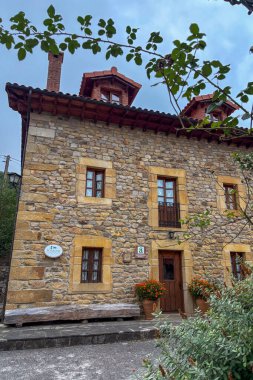 PEJANDA, İspanya - 18 AĞUSTOS 2025: Pejanda, Cantabria 'daki konforlu Casa Molleda Posada evi, geleneksel bir dış görünüş ve barışçıl kırsal çevre.