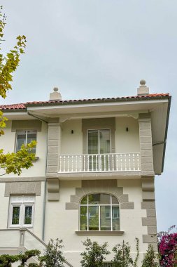 SANTANDER, İspanya - 19 Ağustos 2025: Santander, İspanya sokaklarındaki evler, bulutlu bir günde yumuşak bir ışık ve sakin bir şehir atmosferi.