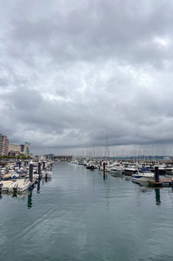 SANTANDER, İspanya - 19 Ağustos 2025: sakin deniz manzarası Santander, İspanya 'daki gezinti güvertesinden, yumuşak dalgalar ve huzurlu kıyı atmosferiyle.