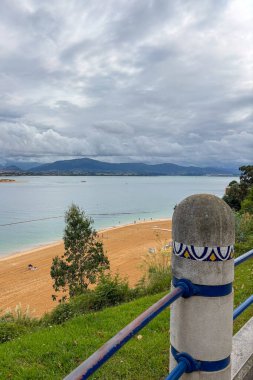 SANTANDER, İspanya - 19 Ağustos 2025: sakin deniz manzarası Santander, İspanya 'daki gezinti güvertesinden, yumuşak dalgalar ve huzurlu kıyı atmosferiyle.