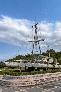 SANTANDER, İspanya - 19 AĞUSTOS 2025: Magdalena Sarayı ve İspanya 'nın Santander kentindeki Park, zarif mimarisi, yemyeşil bahçeler ve kıyı manzaralarıyla çevrili.