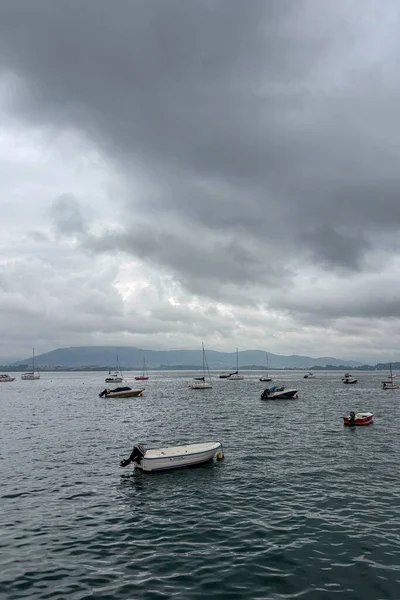 SANTANDER, İspanya - 19 Ağustos 2025: sakin deniz manzarası Santander, İspanya 'daki gezinti güvertesinden, yumuşak dalgalar ve huzurlu kıyı atmosferiyle.