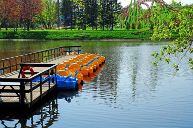 Su bisiklet şehir yaz Park, Berrak gökyüzü Katamaran.