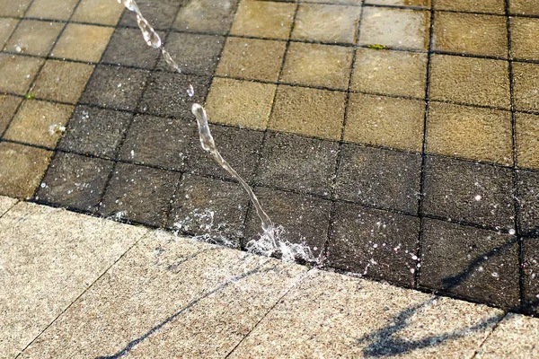 Fluxo Água Fonte Espirra Gotas Espalhadas Para Lados — Fotografia de Stock