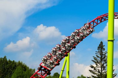 Silindir bardak ve salıncaklar insanlar iyi bir hava iyi eğlenceler