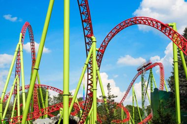 Silindir bardak ve salıncaklar insanlar iyi bir hava iyi eğlenceler