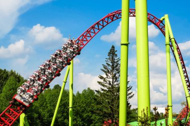 Silindir bardak ve salıncaklar insanlar iyi bir hava iyi eğlenceler