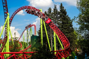 Saint-Petersburg. Rusya. 05.17.2018 silindir bardak ve salıncaklar insanlar iyi bir hava iyi eğlenceler