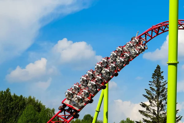 Silindir bardak ve salıncaklar insanlar iyi bir hava iyi eğlenceler