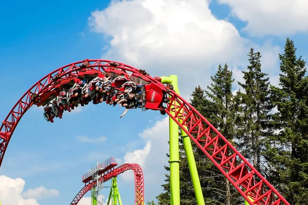 Saint Petersburg Rosja 2018 Roller Coasters Huśtawki Ludzi Zabawy Dobrej — Zdjęcie stockowe