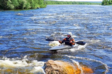 Saint-Petersburg. Rusya. 05.19.2018.Kayaker river rapids yelken Vuoksa, bir teknede