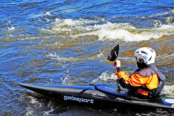 圣彼得堡 俄罗斯 2018 Kayaker 在河上的小船上武奥克萨河 在急流中航行 — 图库照片