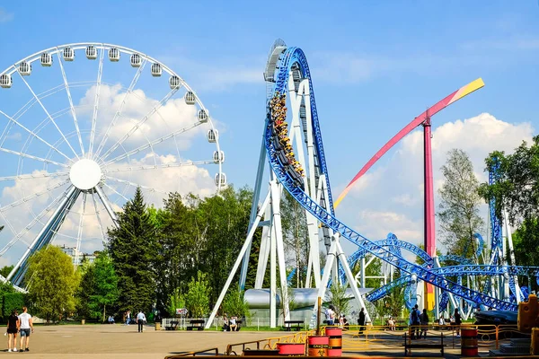 Saint-Petersburg. Rusya. 05.2018. sıcak yaz gününde eğlence parkı eğlenceli