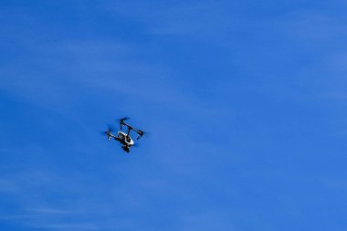 Uçak quadcopter, drone ile yüksek kaliteli video fotoğraf makinesi. Dünya üzerinde duran.