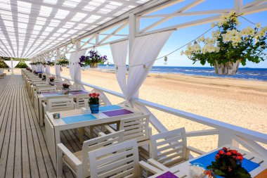Tablo ayarı tropikal plaj Restoran, deniz