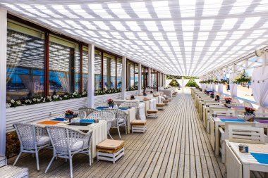 Tablo ayarı tropikal plaj Restoran, deniz