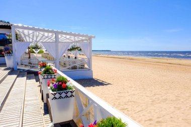 Tablo ayarı tropikal plaj Restoran, deniz