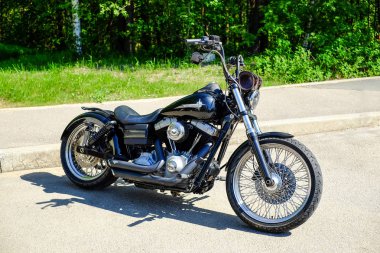 Saint-Petersburg. Rusya. 05.27.2018 helikopter ile deri kahverengi çanta direksiyon simidi üzerinde motosiklet