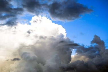 koyu mavi akşam gökyüzü, bulutlar ilginç şekil ve yapısı.