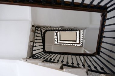 merdiven boşlukları aşağıdan görüntüleyin. Mesafe going yukarıda merdiven