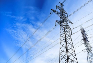 Yüksek gerilim kabloları. yüksek gerilim sonrası. Yüksek gerilim kule gökyüzü arka plan.