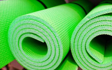 Yoga paspaslar üzerine güneş ışığı ile ahşap masa. Satılık Paketli