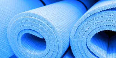 Yoga paspaslar üzerine güneş ışığı ile ahşap masa. Satılık Paketli